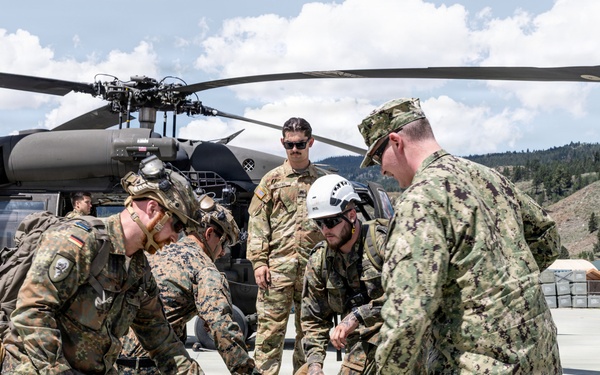 Mountain Medicine 1-26 students conduct hoist rescue operations