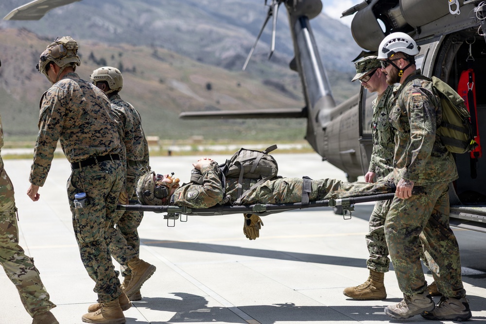 Mountain Medicine 1-26 students conduct hoist rescue operations