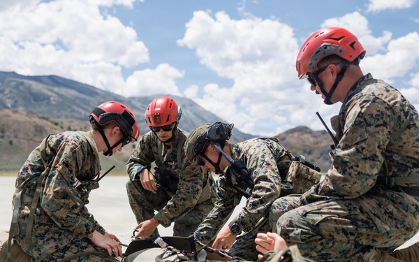 Mountain Medicine 1-26 students conduct hoist rescue operations