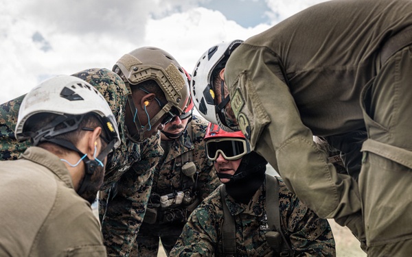 Mountain Medicine 1-26 students conduct hoist rescue operations