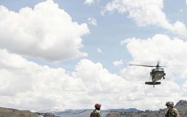 Mountain Medicine 1-26 students conduct hoist rescue operations