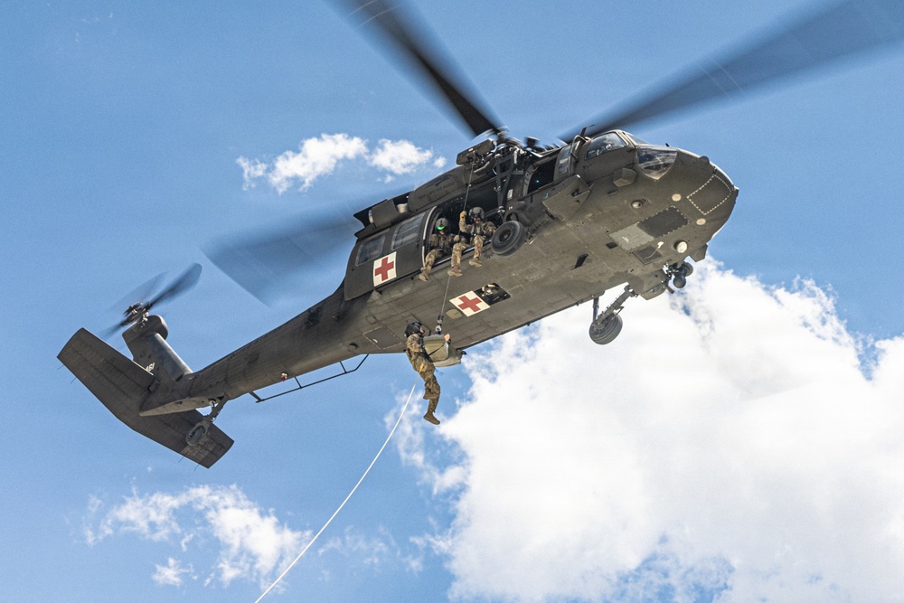 Mountain Medicine 1-26 students conduct hoist rescue operations