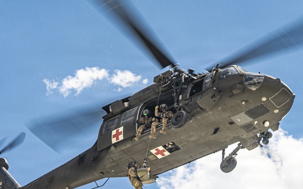 Mountain Medicine 1-26 students conduct hoist rescue operations
