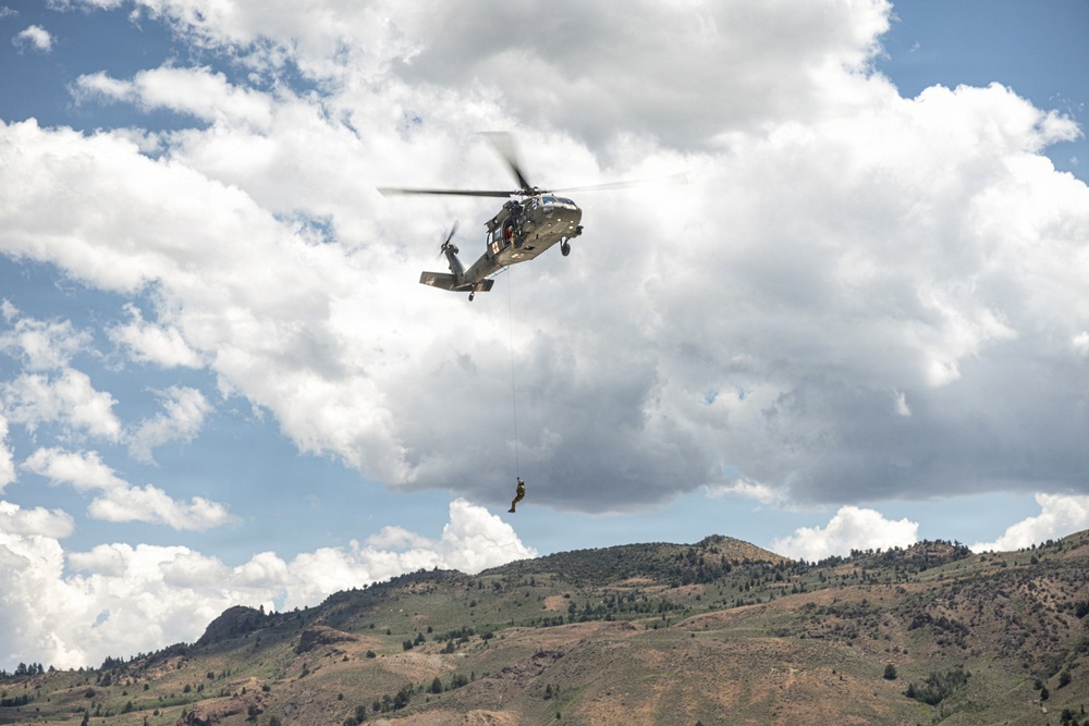 Mountain Medicine 1-26 students conduct hoist rescue operations