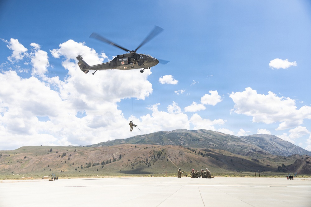 Mountain Medicine 1-26 students conduct hoist rescue operations