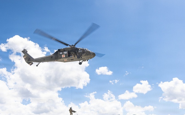 Mountain Medicine 1-26 students conduct hoist rescue operations