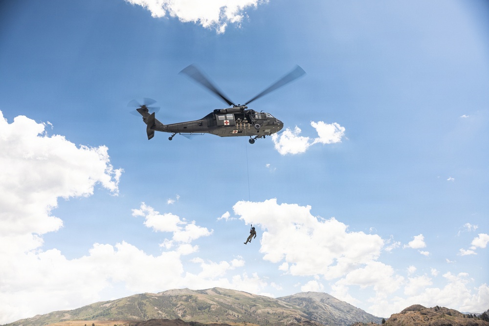 Mountain Medicine 1-26 students conduct hoist rescue operations