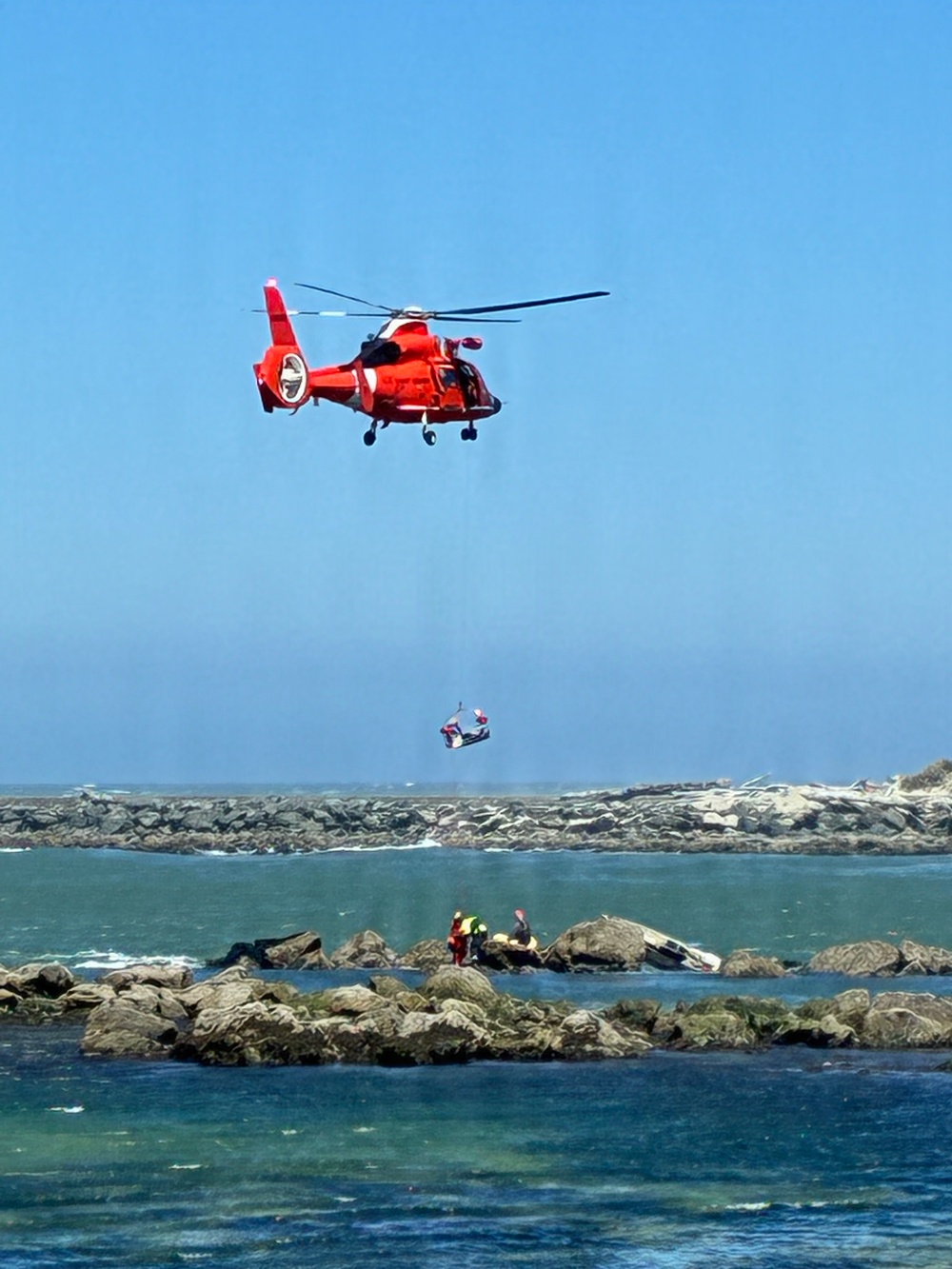 U.S. Coast Guard rescues 2 people stranded in the Coquille River
