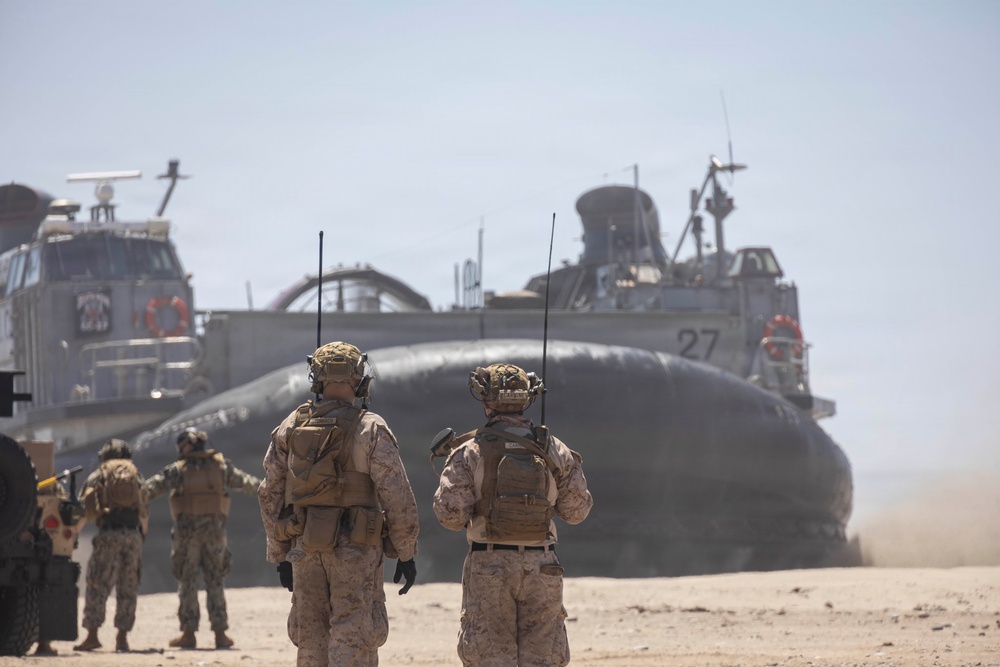 13th MEU | Marines Conduct an Amphibious Assault