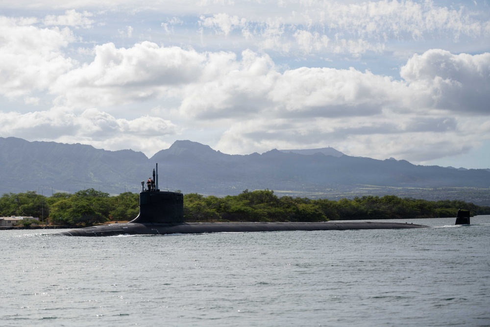 USS Vermont (SSN 792) departs Joint Base Pearl Harbor-Hickam