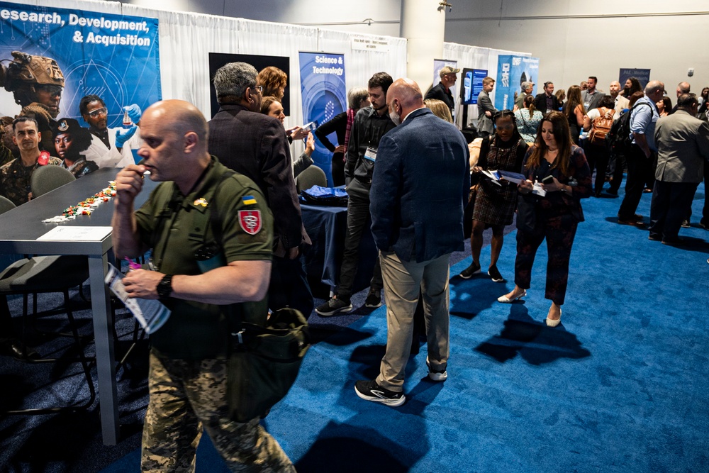 Defense Health Agency Team hosts military, industry, academic research and development experts during premier military meeting