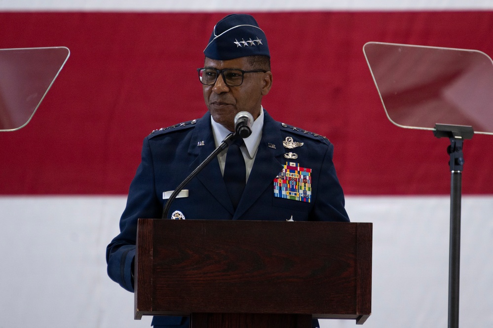 Air Mobility Command welcomes new commander