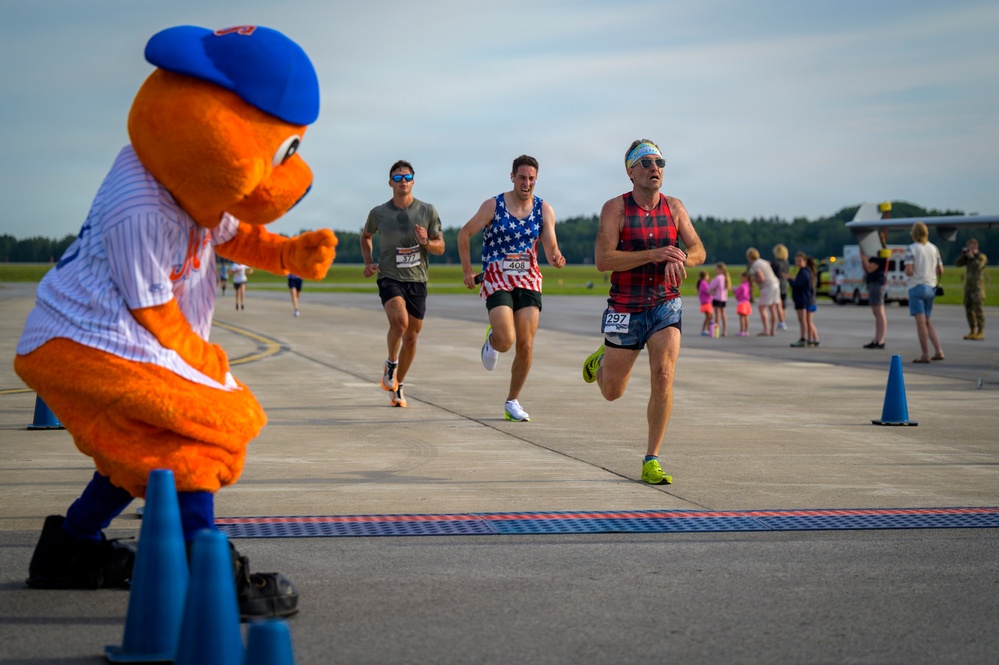 Scooch Greets Runners at 5th Annual 174th Attack Wing Runway 5K