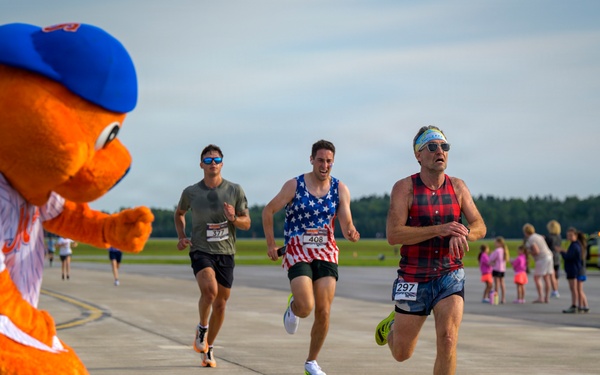 Scooch Greets Runners at 5th Annual 174th Attack Wing Runway 5K
