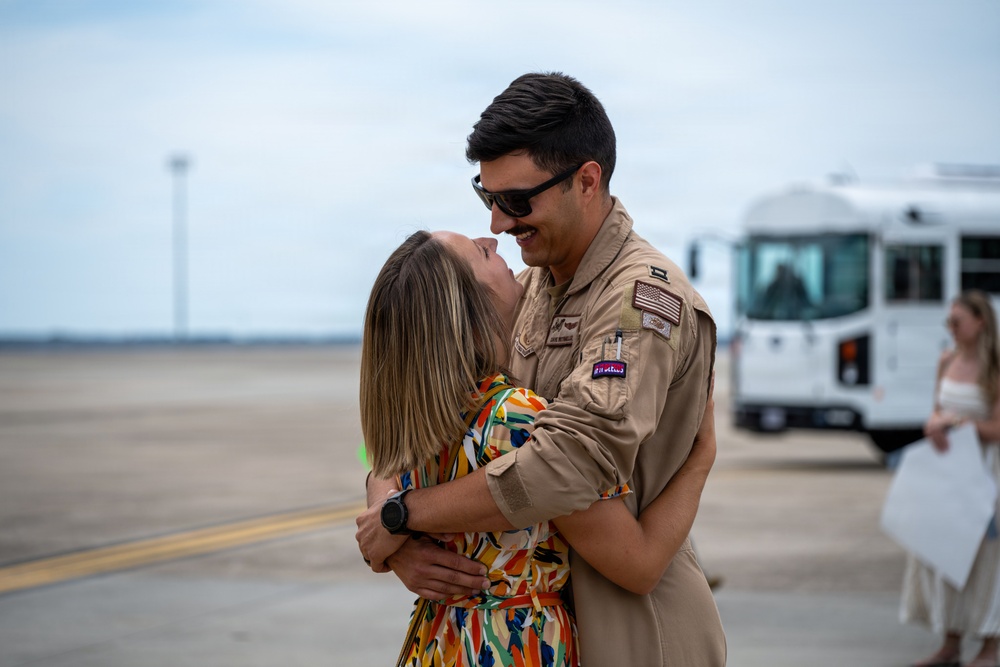 916th ARW Reunites with Family and Team