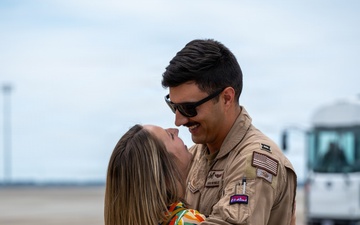 916th ARW Reunites with Family and Team