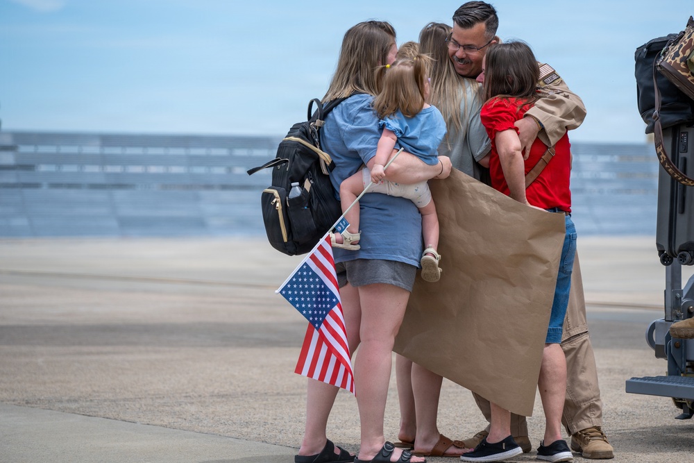 916th ARW Reunites with Family and Friends