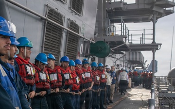 USS Makin Island Conducts RAS With USS Anchorage
