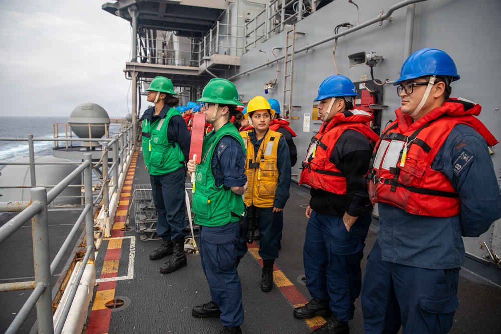 USS Makin Island Conducts RAS With USS Anchorage