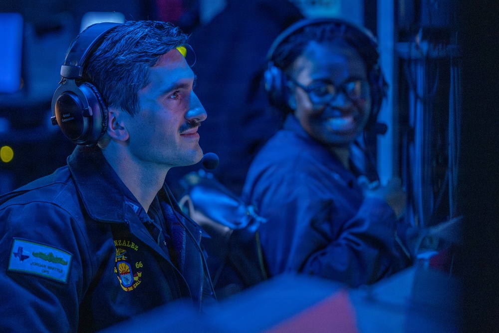 Watchstanders aboard USS Gonzalez