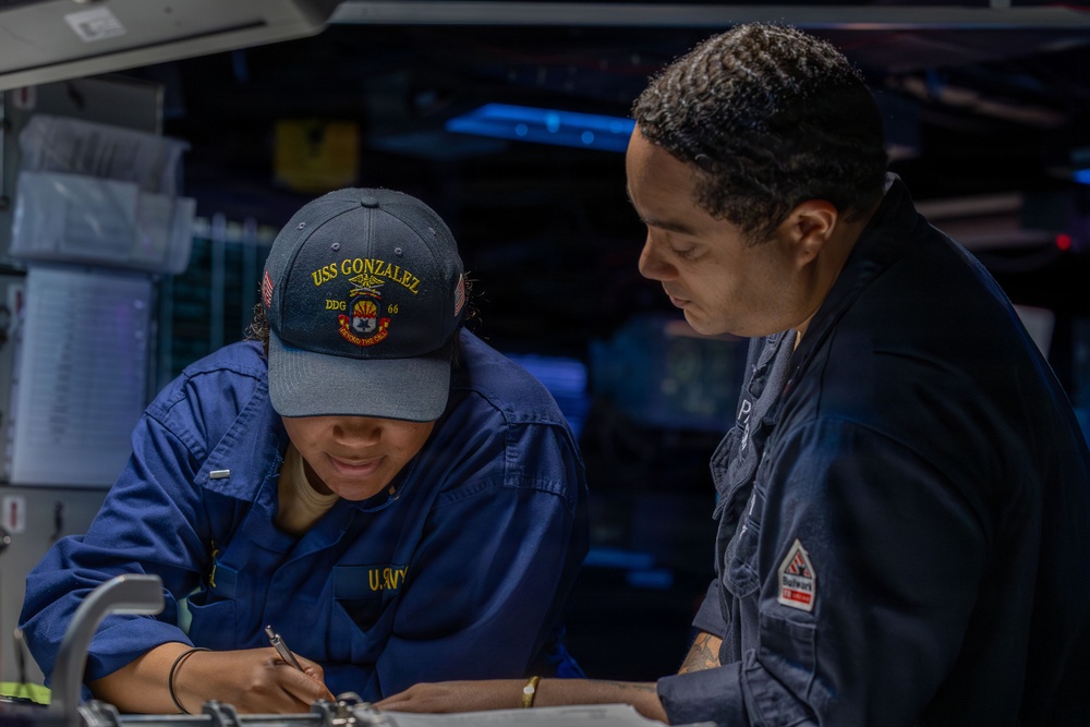 Watchstanders aboard USS Gonzalez