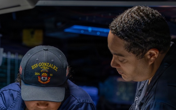 Watchstanders aboard USS Gonzalez