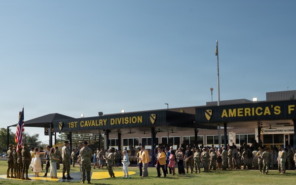 Maj. Gen. Thomas M. Feltey relinquishes command of the 1st Cavalry Division