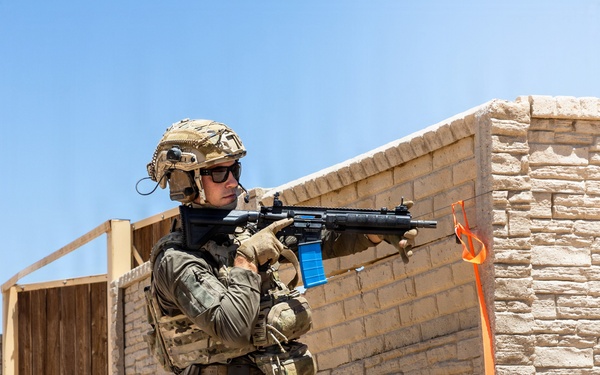 French Marines with 21st Marine Infantry Regiment conduct Range 220 at the Combat Center