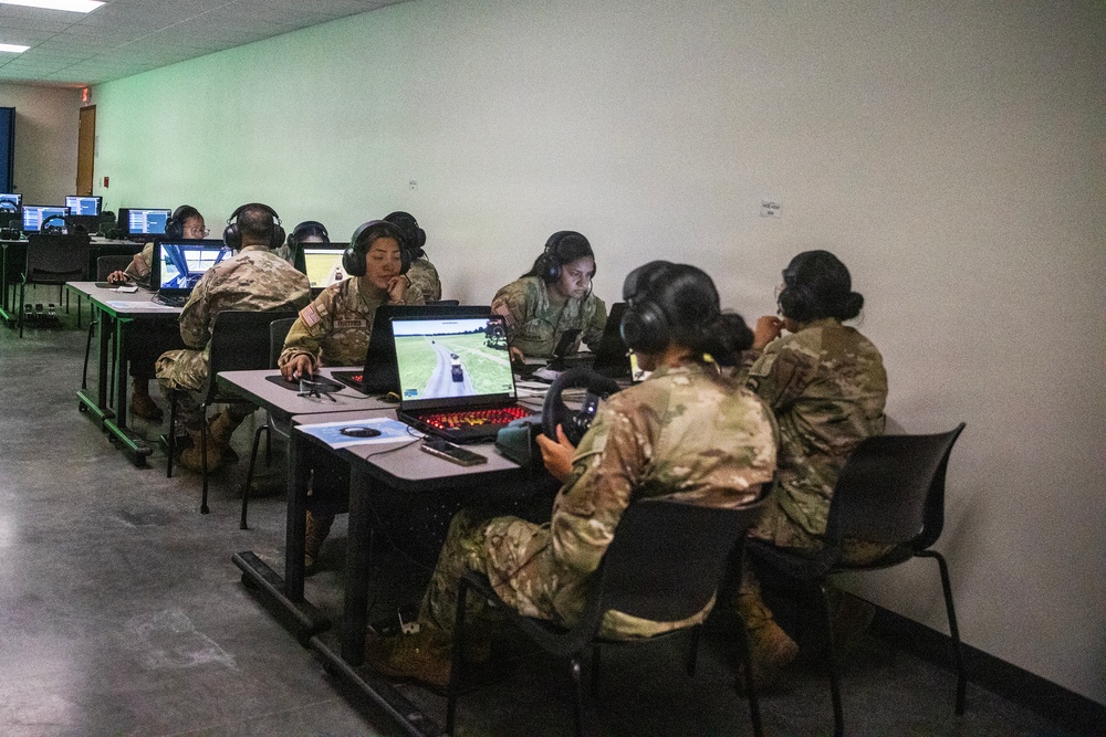 Soldiers use virtual battlespace to perform convoy operations, marksmanship