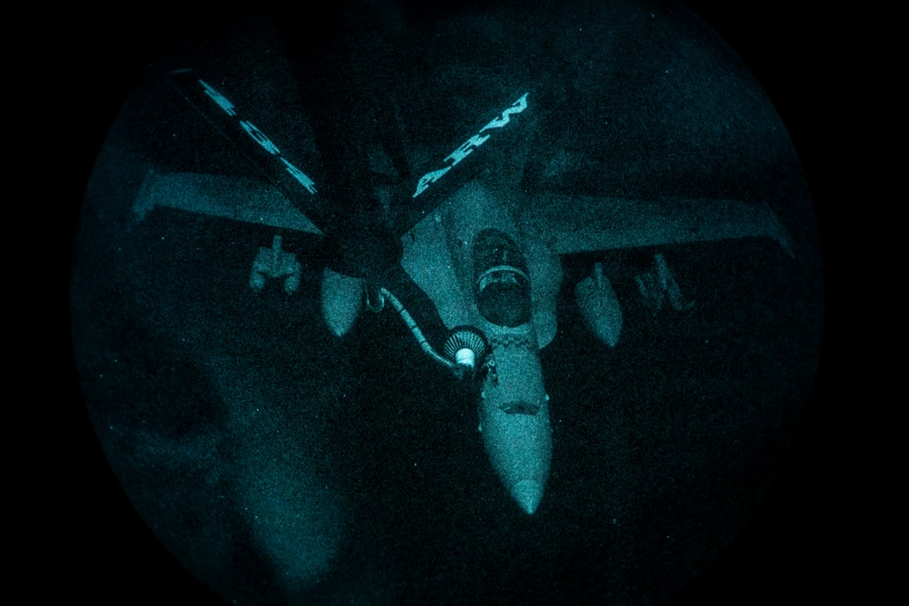 KC-135 refuels U.S. Navy F/A-18 Super Hornets in the CENTCOM