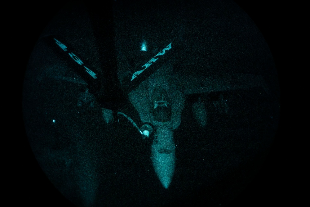 KC-135 refuels U.S. Navy F/A-18 Super Hornets in the CENTCOM