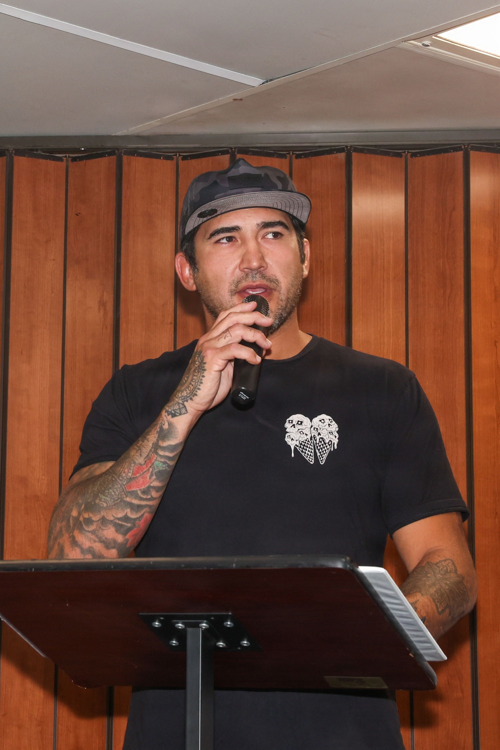 Former SEAL speaks aboard USS Bataan