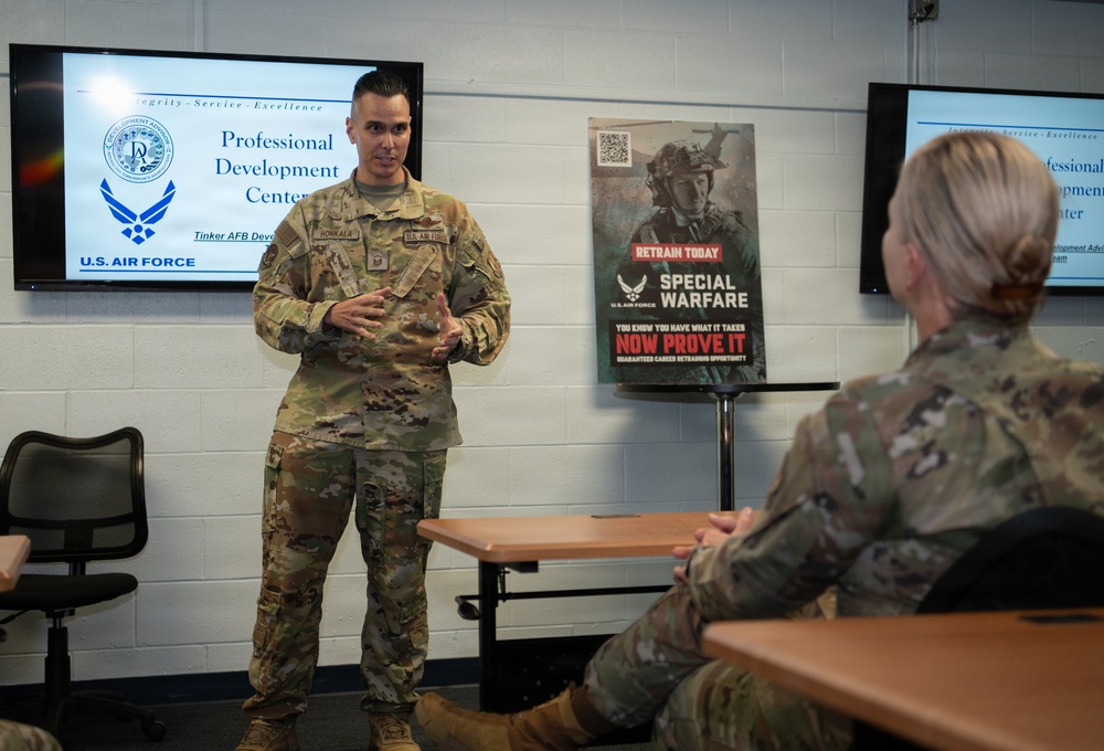 Lt. Gen. Hammerstedt visits Tinker AFB
