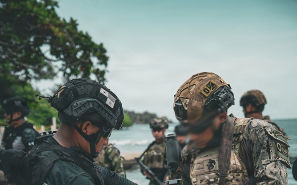 Multinational SOF personnel conduct assault training during PANAMAX 2026