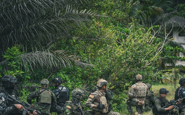 Multinational SOF personnel conduct assault training during PANAMAX 2026