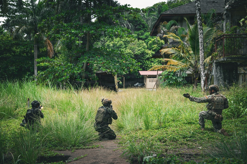 Multinational SOF personnel conduct assault training during PANAMAX 2026