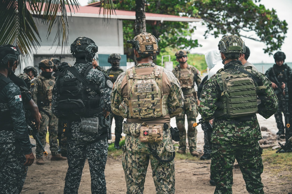 Multinational SOF personnel conduct assault training during PANAMAX 2026