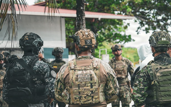 Multinational SOF personnel conduct assault training during PANAMAX 2026