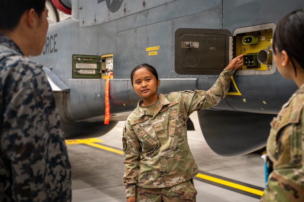 374 MXG hosts JASDF 1st Technical School immersion