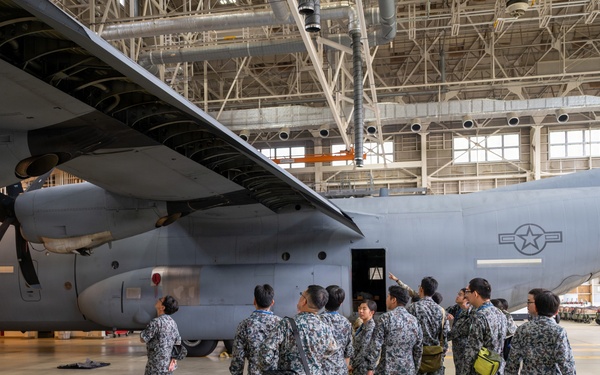 374 MXG hosts JASDF 1st Technical School immersion