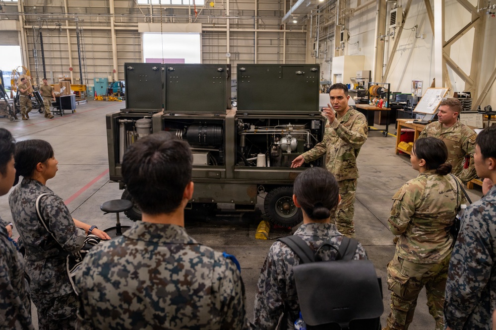 374 MXG hosts JASDF 1st Technical School immersion