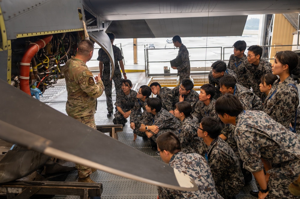 374 MXG hosts JASDF 1st Technical School immersion