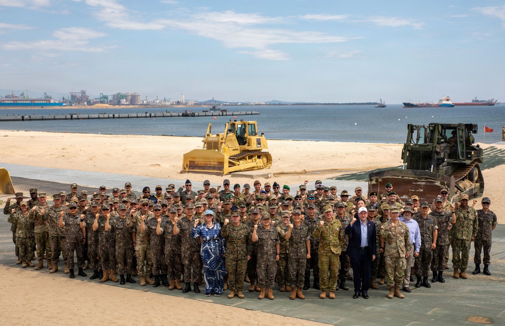 CJLOTS participants gather at Dogu Beach