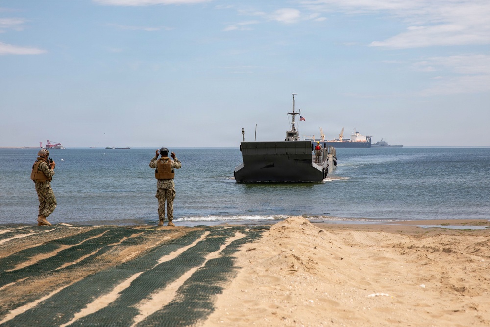 Causeway ferry approaches the beach