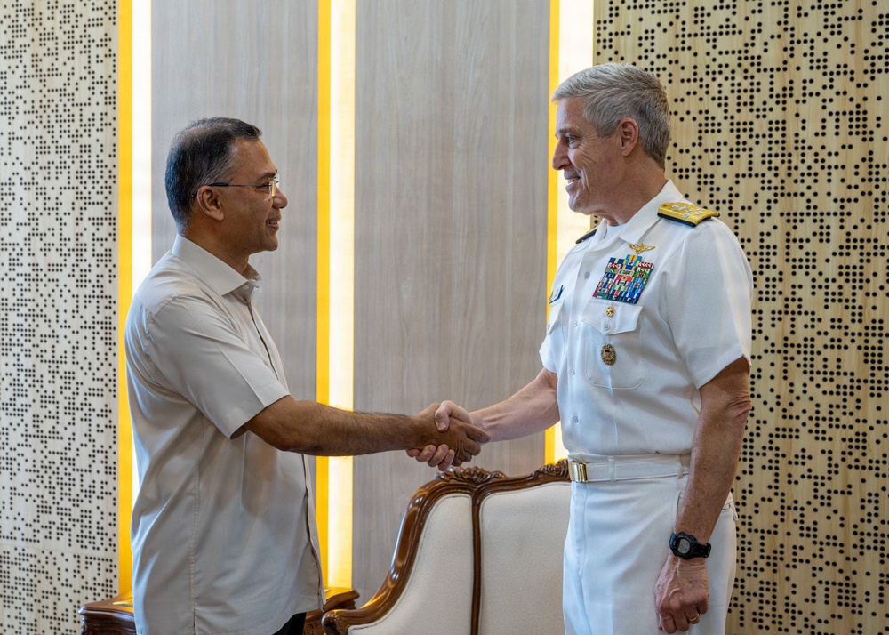 Commander, U.S. Pacific Fleet, Meets With Bangladesh Prime Minister in Dhaka