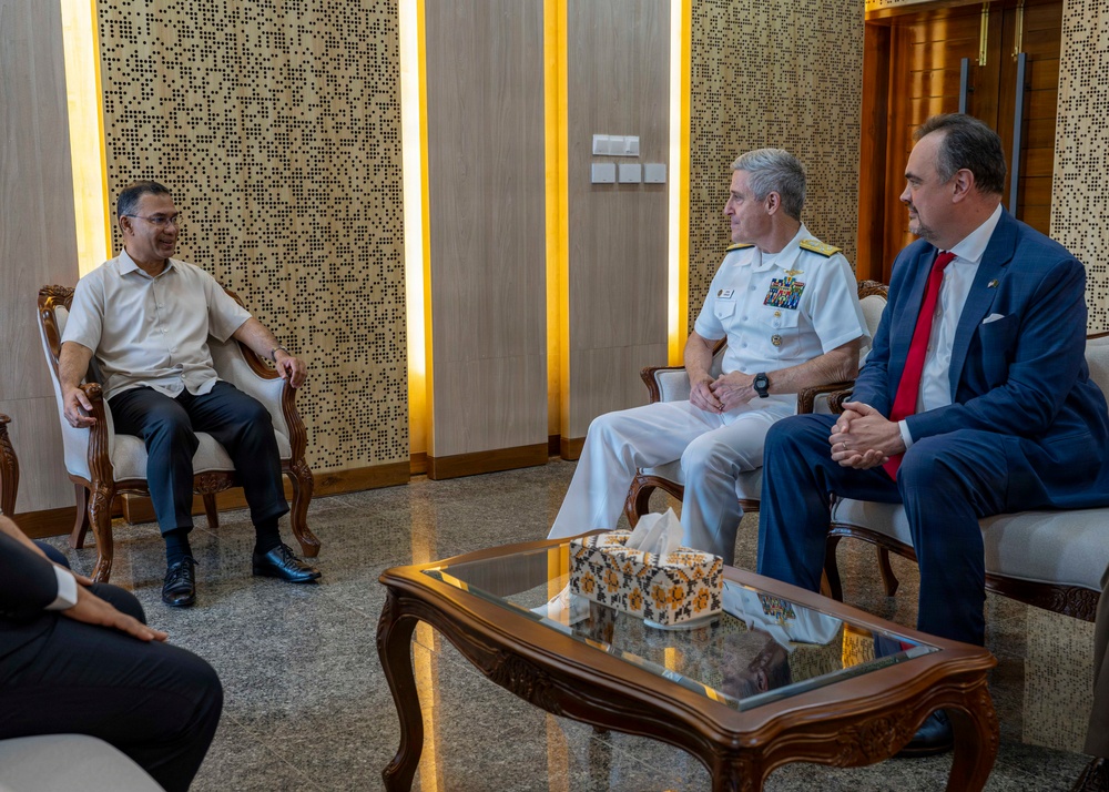 Commander, U.S. Pacific Fleet, Meets With Bangladesh Prime Minister in Dhaka