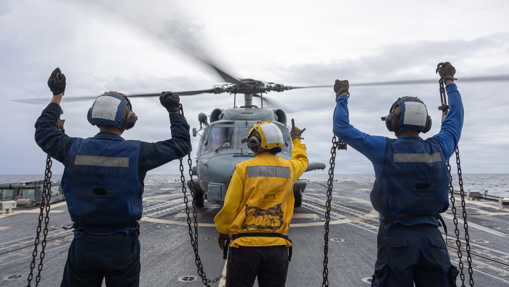 USS Mustin conducts flight operations