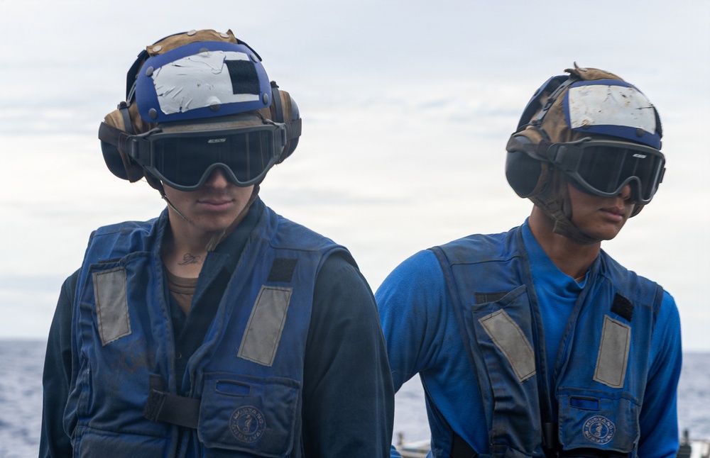 USS Mustin conducts flight operations