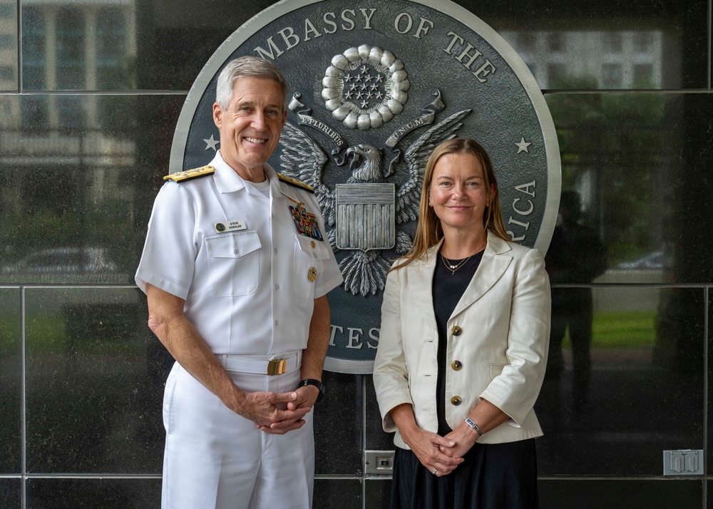 Commander, U.S. Pacific Fleet, Meets With U.S. Charge d'Affaires to Cambodia in Phnom Penh