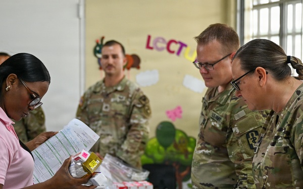 Joint Task Force-Bravo, Missouri Air National Guard and Panama’s Ministerio de Salud participate in a Medical Readiness Training Exercise
